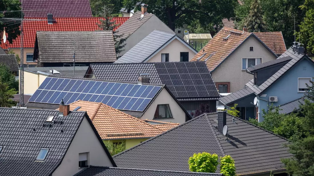 Künftig soll dichter gebaut werden - zum Beispiel im Garten der Eltern. (Archivbild) - Bild: Monika Skolimowska/dpa