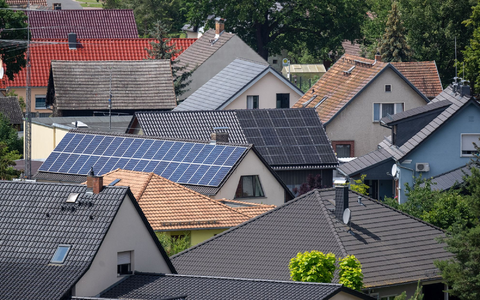 Künftig soll dichter gebaut werden - zum Beispiel im Garten der Eltern. (Archivbild) - Foto: Monika Skolimowska/dpa