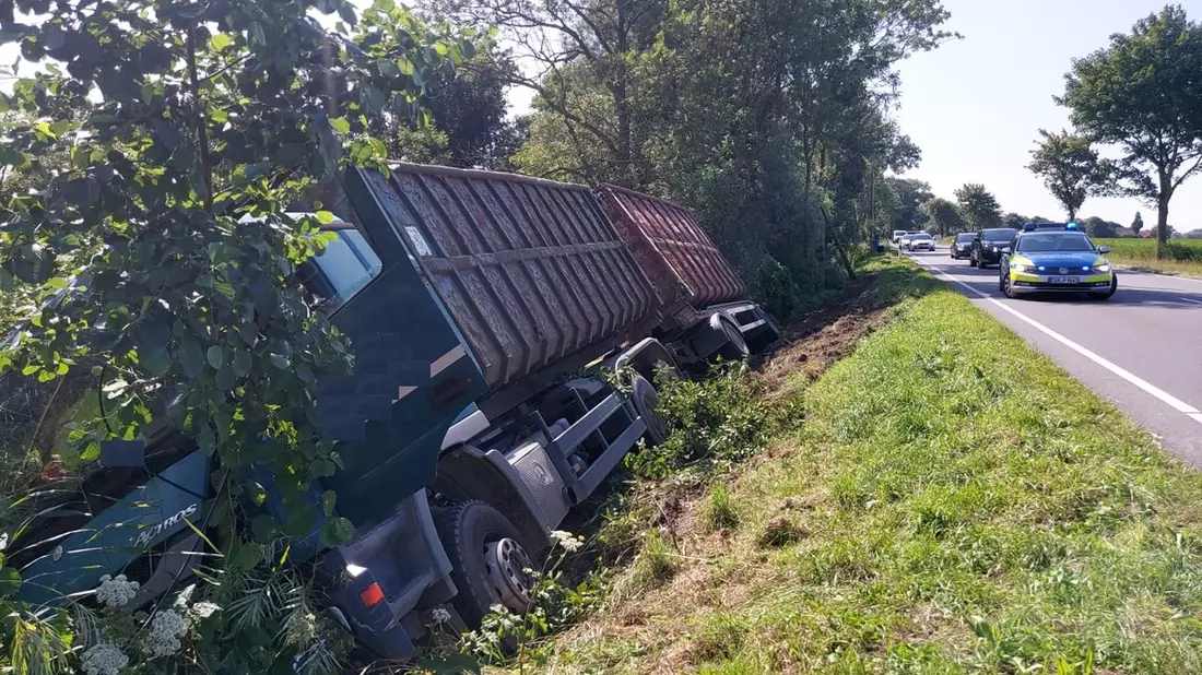 POL-CUX: LKW verunfallt auf der B73 zwischen Altenbruch und Otterndorf - Sperrung wird für die Bergung erforderlich sein (Lichtbild in der Anlage) - Bild: presseportal.de