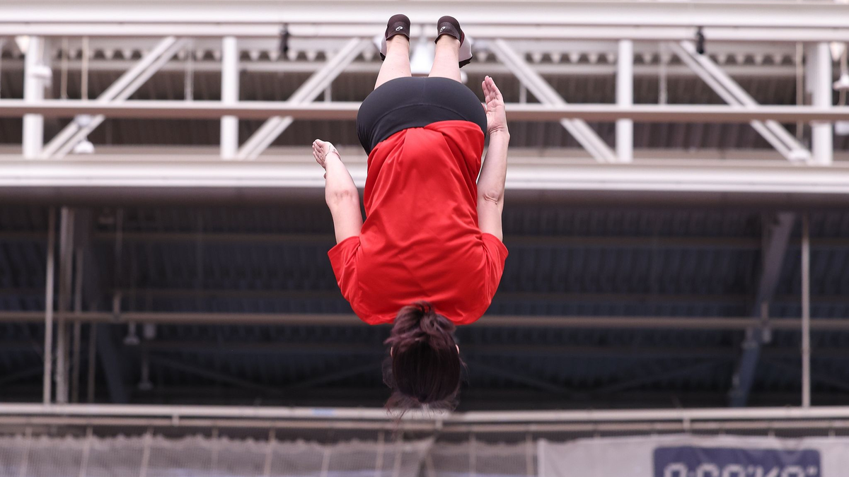 Annalena Baerbock hebt ab - beim Ortstermin in Leverkusen. - Foto: David Young/dpa