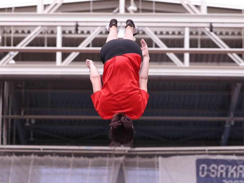 Annalena Baerbock hebt ab - beim Ortstermin in Leverkusen. - Foto: David Young/dpa