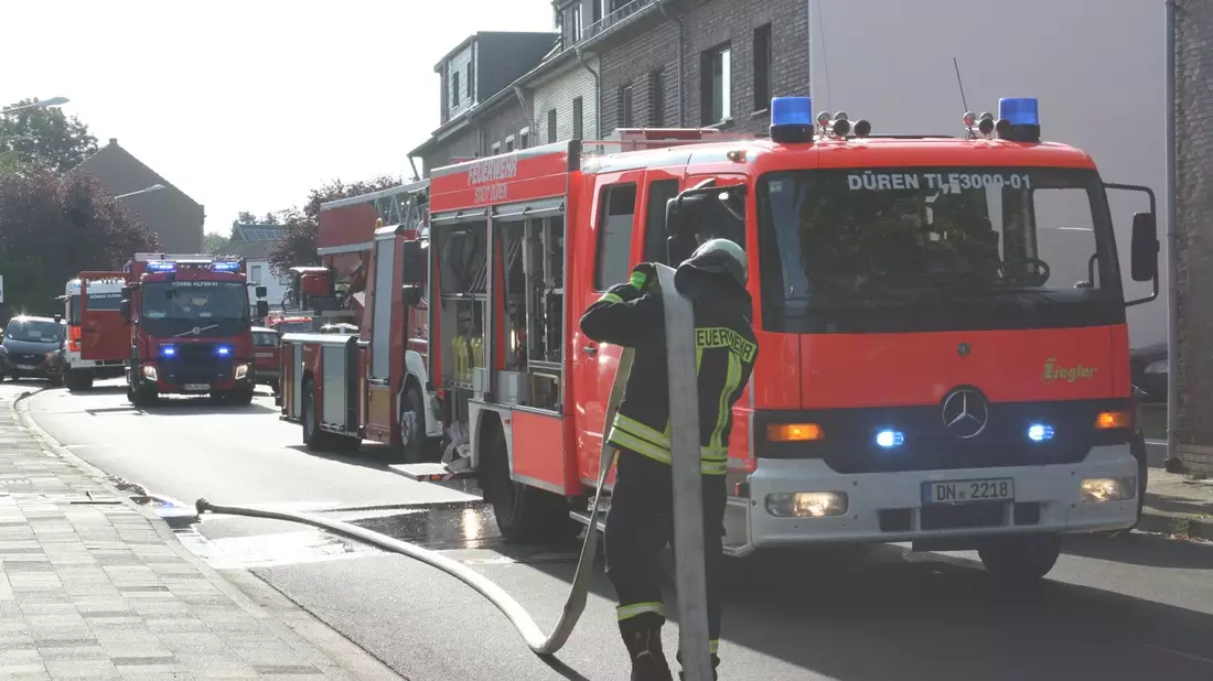 FW Düren: Vermeintlicher Dachstuhlbrand - Bild: presseportal.de