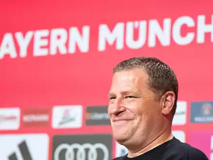Max Eberl reagiert ungerührt auf die Transferansagen von Uli Hoeneß. - Foto: Lukas Barth/dpa