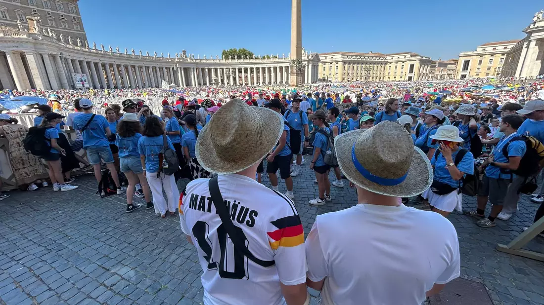 Teilnehmer der Ministranten-Wallfahrt 2024 warten auf dem Petersplatz auf Papst Franziskus. - Bild: Christoph Sator/dpa