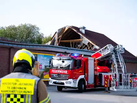 Rettungskräfte durchsuchten die Trümmer des Supermarktes nach Menschen. - Foto: Daniel Bockwoldt/dpa