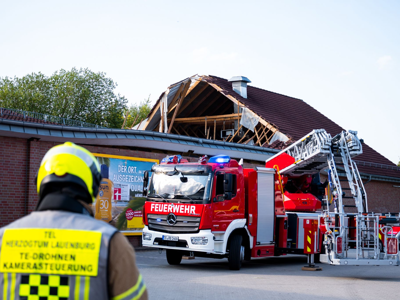 Rettungskräfte durchsuchten die Trümmer des Supermarktes nach Menschen. - Foto: Daniel Bockwoldt/dpa