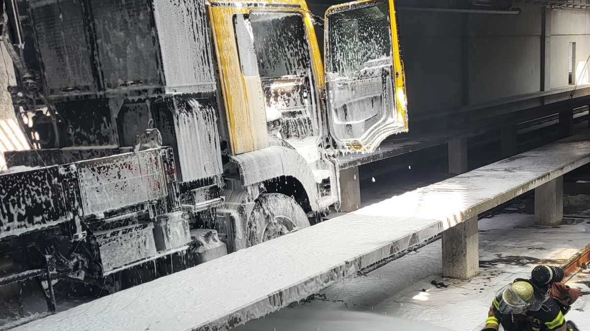 FW Stuttgart: LKW Brand auf Betriebshof der SSB - Foto: presseportal.de