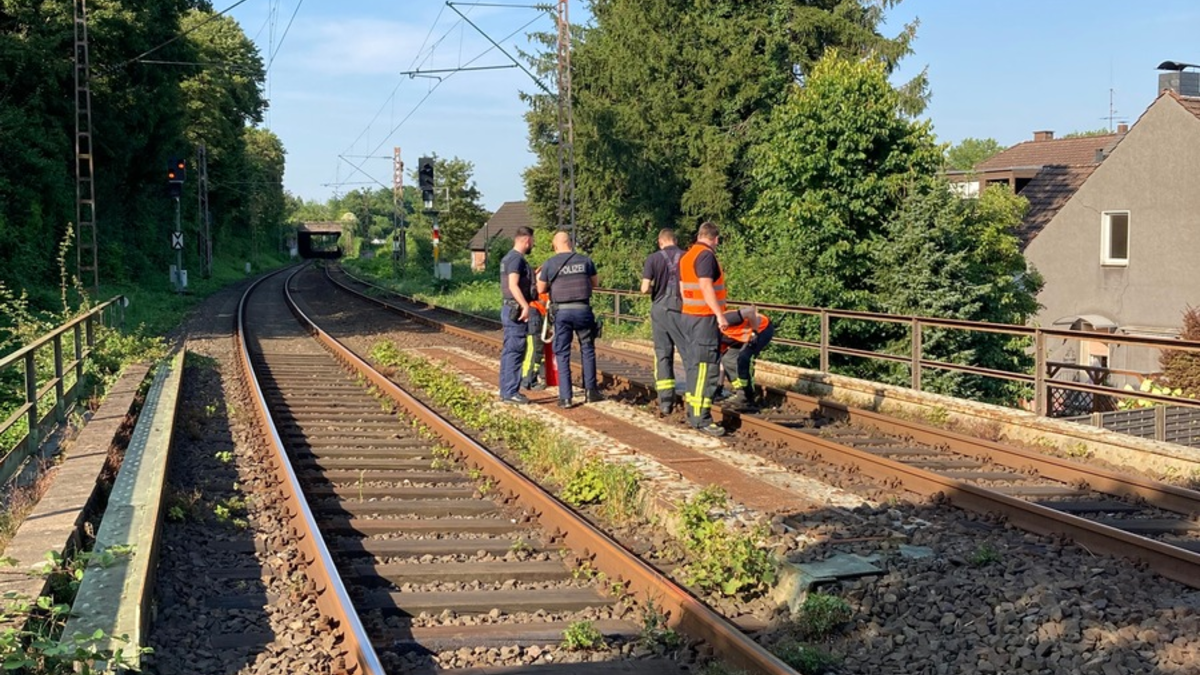FW-OB: Kleinbrand im Gleisbett erfolgreich gelöscht - Foto: presseportal.de