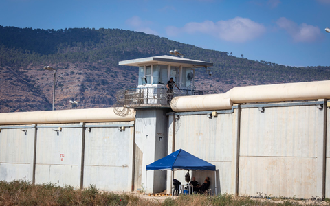 Israelische Soldaten sitzen an der Mauer eines Gefängnisses. (Archivbild) - Foto: Ilia Yefimovich/dpa