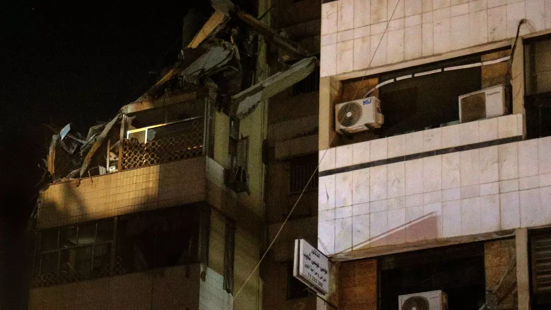 Blick auf ein zerstörtes Gebäude in einem südlichen Vorort von Beirut. - Bild: Marwan Naamani/dpa