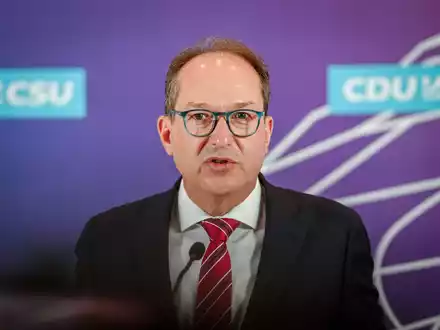 CSU-Landesgruppenchef Dobrindt will ein «neues Leistungssystem für Asylbewerber». (Archivbild)  - Foto: Kay Nietfeld/dpa
