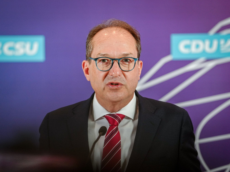 CSU-Landesgruppenchef Dobrindt will ein «neues Leistungssystem für Asylbewerber». (Archivbild)  - Foto: Kay Nietfeld/dpa
