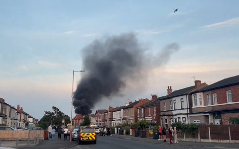 Ein Polizeiwagen ging in Flammen auf. - Foto: Pat Hurst/PA Wire/dpa