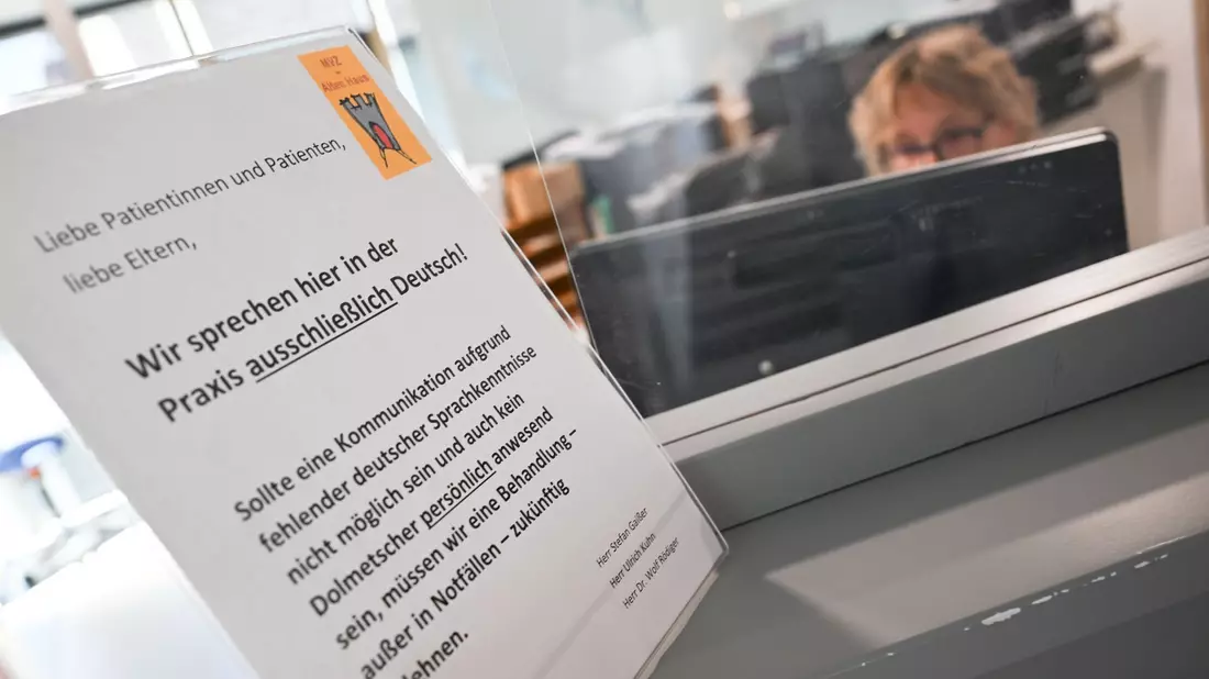 Dieser Hinweis am Empfang sorgte für Wirbel. (Archivbild) - Bild: Marius Bulling/onw-images/dpa