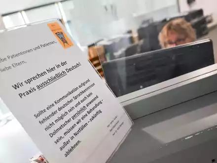 Dieser Hinweis am Empfang sorgte für Wirbel. (Archivbild) - Foto: Marius Bulling/onw-images/dpa