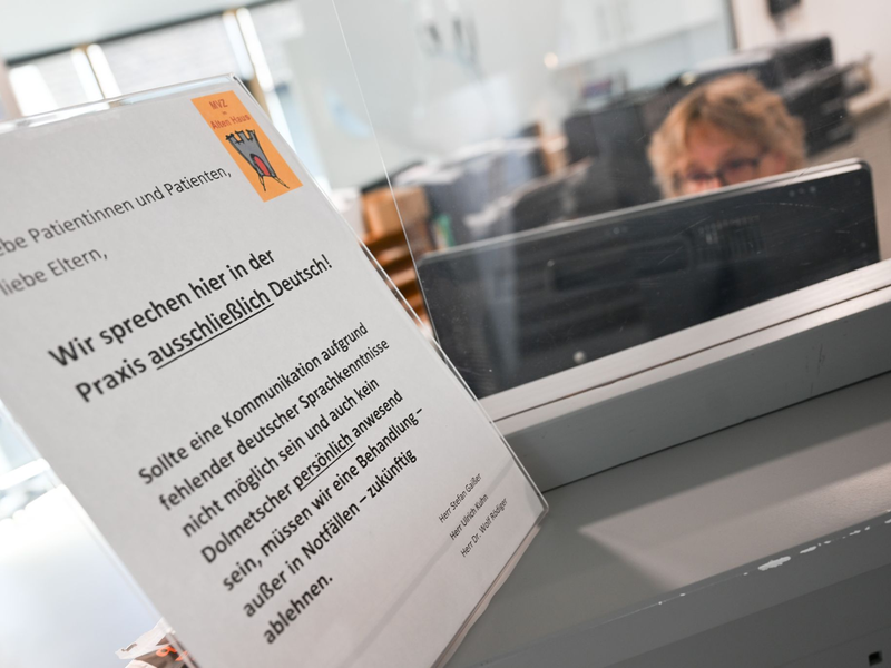 Dieser Hinweis am Empfang sorgte für Wirbel. (Archivbild) - Foto: Marius Bulling/onw-images/dpa