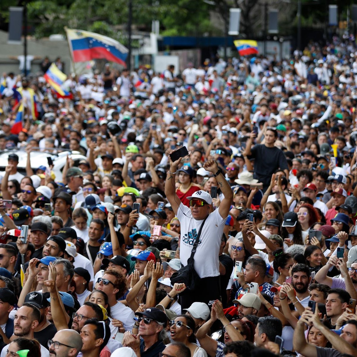 Tausende Menschen gehen gegen das offizielle Wahlergebnis auf die Straße. - Foto: Jeampier Arguinzones/dpa