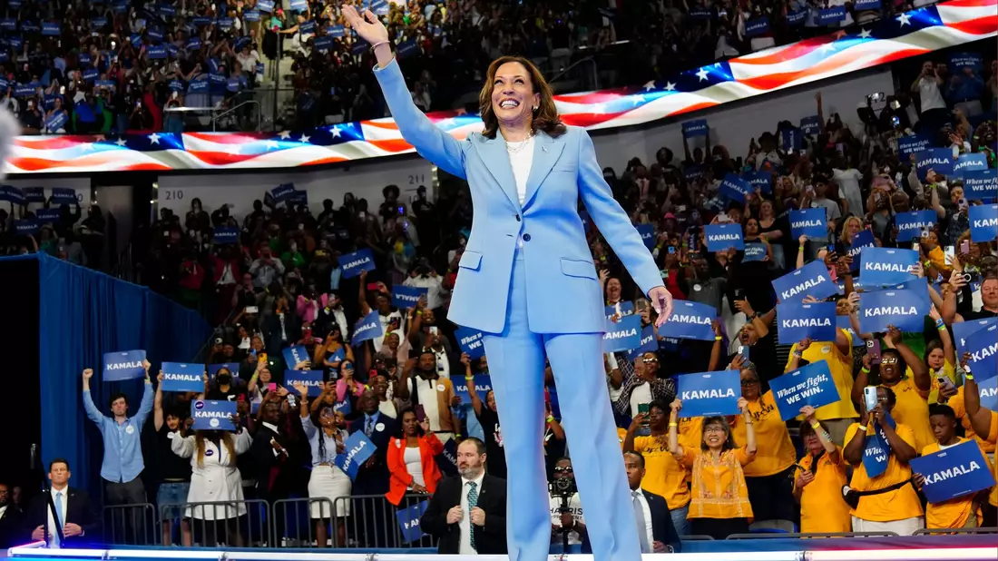 Vizepräsidentin Kamala Harris wirft Trump «Spaltung» und «Respektlosigkeit» vor. (Archivbild) - Bild: John Bazemore/AP