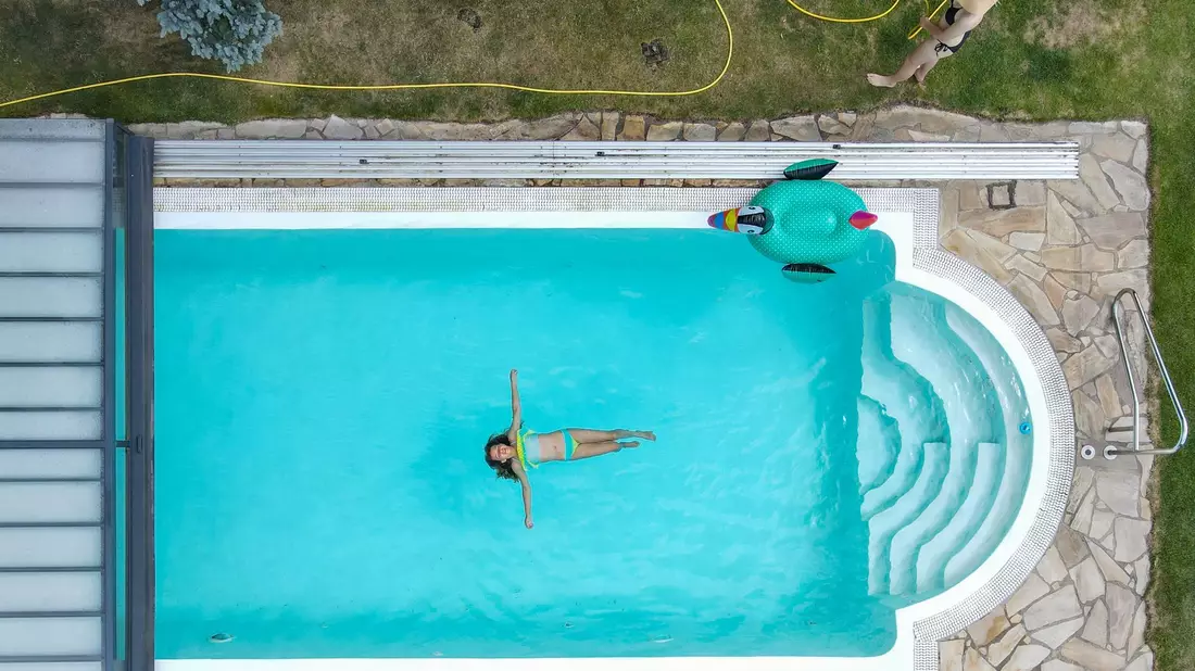 Nicht überall sind Pools noch selbstverständlich - Bild: Patrick Pleul/dpa