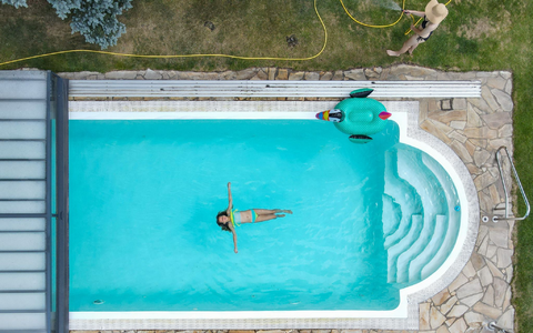 Nicht überall sind Pools noch selbstverständlich - Foto: Patrick Pleul/dpa