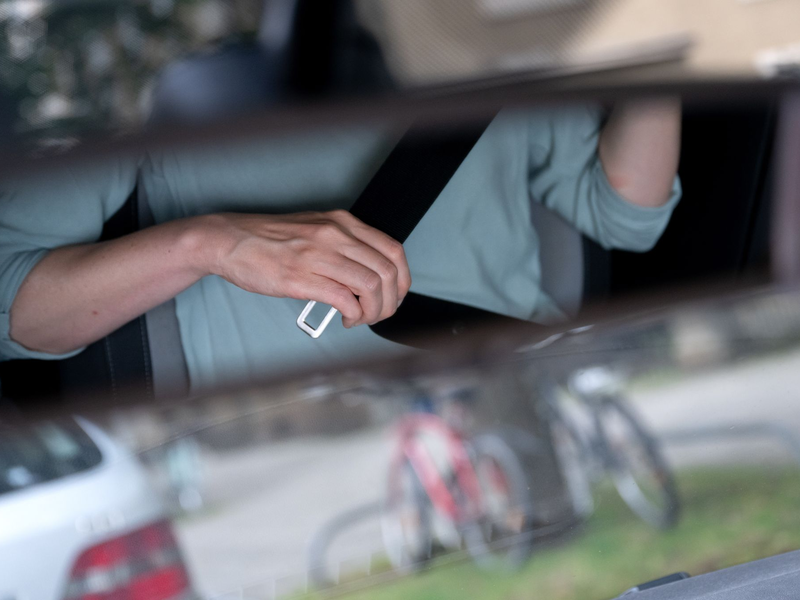 Für mehr Sicherheit: Der Tüv-Verband fordert, dass die Anschnallpflicht im Fernverkehr besser kontrolliert wird. (Archivbild) - Foto: Sven Hoppe/dpa