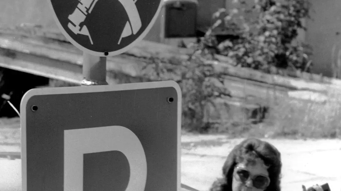 Sommer 1984: Mit einem eigens entworfenen Zeichen erinnert eine Fabrik ihre Mitarbeiter daran, vor dem Verlassen des Parkplatzes den Sicherheitsgurt anzulegen. - Bild: Vetter/dpa