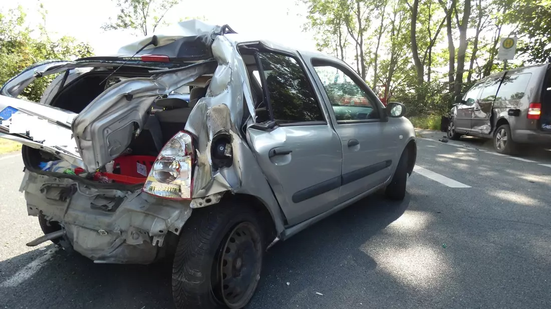 POL-CUX: Verkehrsunfall auf der B6 im Bereich Lahnhausen-Welle - zwei Personen leicht verletzt - erhebliche Verkehrsbehinderungen im Feierabendverkehr (Lichtbild in der Anlage) - Bild: presseportal.de