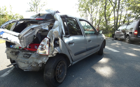 POL-CUX: Verkehrsunfall auf der B6 im Bereich Lahnhausen-Welle - zwei Personen leicht verletzt - erhebliche Verkehrsbehinderungen im Feierabendverkehr (Lichtbild in der Anlage) - Foto: presseportal.de