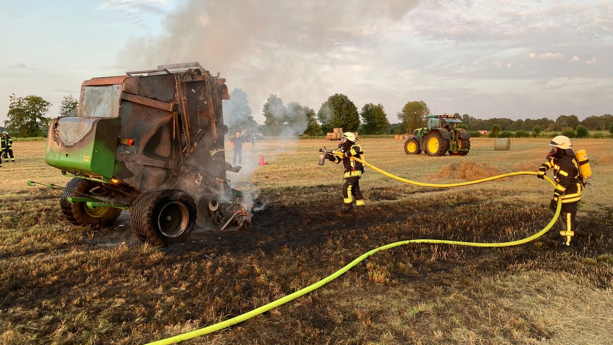 POL-STD: Rundballenpresse bei landwirtschaftlichen Arbeiten in Kutenholz in Brand geraten - Foto: presseportal.de