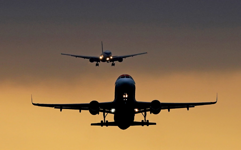 Mehr Passagiere fliegen in den Urlaub. - Foto: Gareth Fuller/PA Wire/dpa