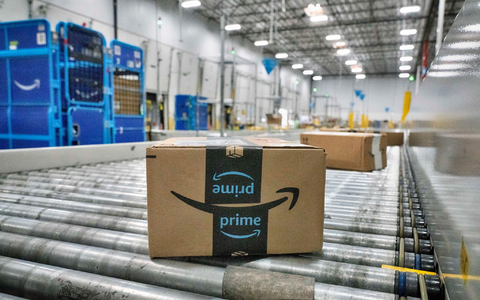 Auch bei beim Shoppen bei Amazon werden Kunden sparsamer und greifen zu günstigeren Angeboten. (Archivbild) - Foto: Richard Vogel/AP/dpa