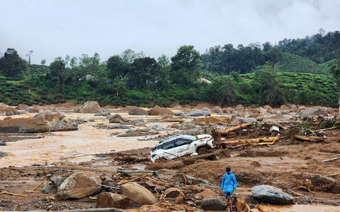 Dutzende Menschen werden unter Erdmassen vermutet. - Foto: -/AP/dpa
