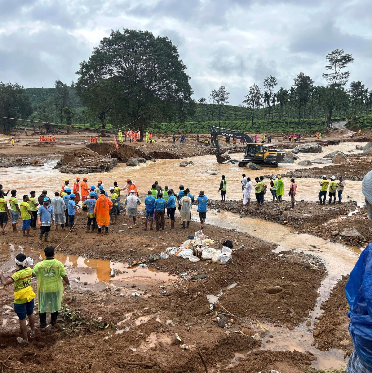 Zerstörte Infrastruktur und Regen behindern Retter. - Foto: Rafiq Maqbool/AP/dpa
