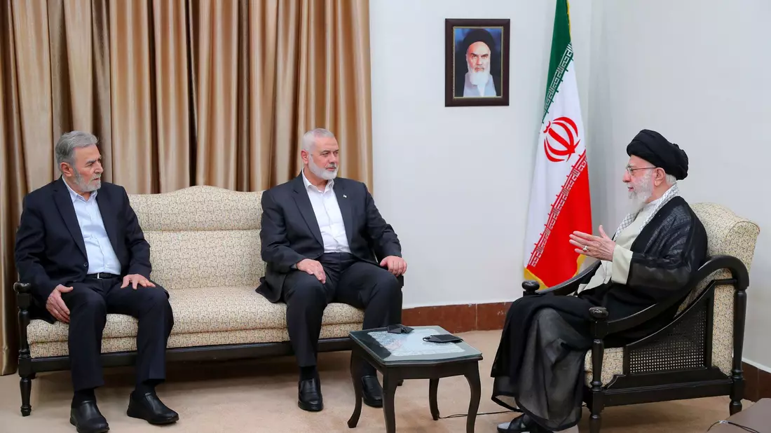 Nach dem Tod von Auslandschef Hanija (M), hier am Bild mit dem iranischen obersten Führer Chamenei, wächst die Sorge vor einer Eskalation. (Archivbild) - Bild: ---/Office of the Iranian Supreme Leader/AP/dpa