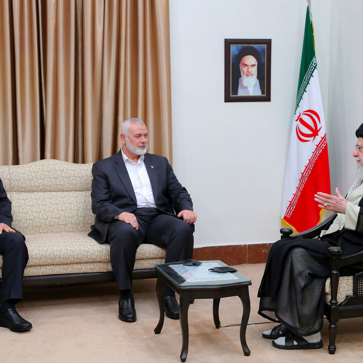 Nur wenige Stunden vor seinem Tod traf Hanija (M) noch den Religionsführer Ajatollah Chamenei. (Archivbild) - Foto: ---/Office of the Iranian Supreme Leader/AP/dpa