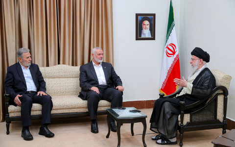 Nach dem Tod von Auslandschef Hanija (M), hier am Bild mit dem iranischen obersten Führer Chamenei, wächst die Sorge vor einer Eskalation. (Archivbild) - Foto: ---/Office of the Iranian Supreme Leader/AP/dpa Nach dem Tod von Auslandschef Hanija (M), hier am Bild mit dem iranischen obersten Führer Chamenei, wächst die Sorge vor einer Eskalation. (Archivbild) - Foto: ---/Office of the Iranian Supreme Leader/AP/dpa