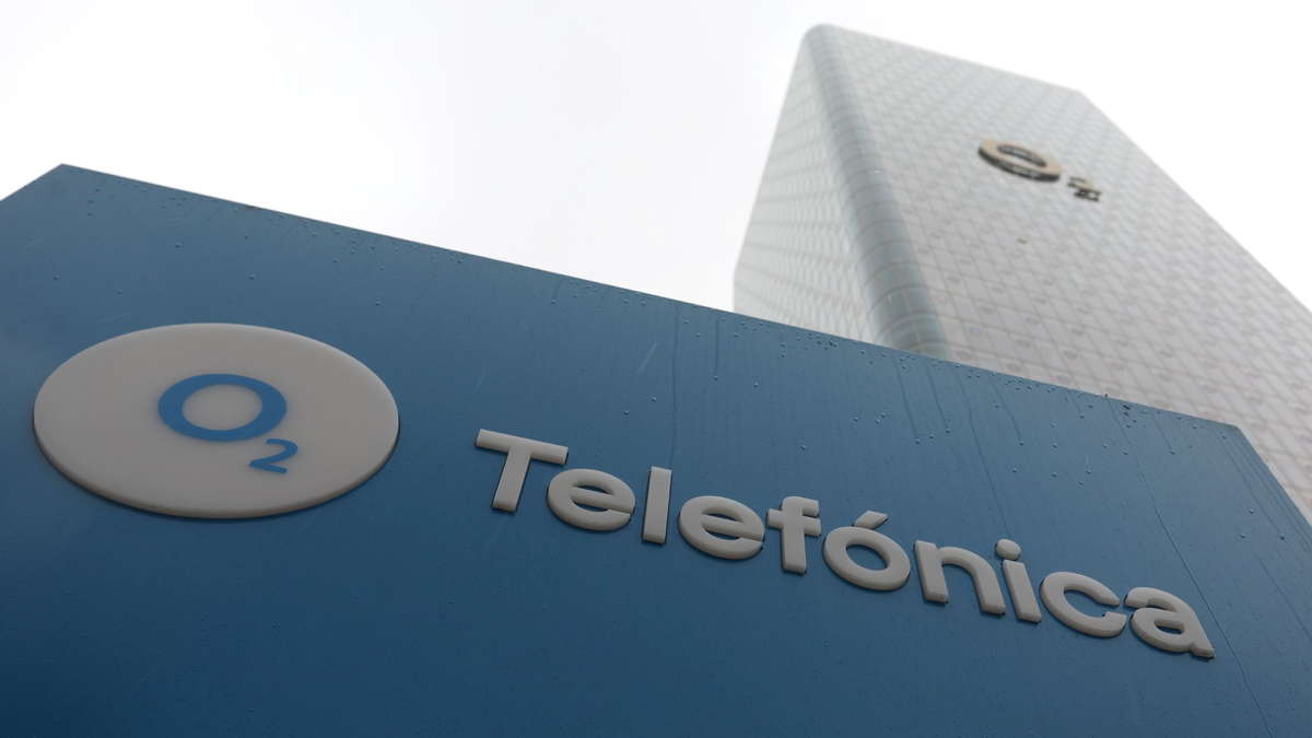 Das Logo des Telekommunikationsanbieters O2 Telefónica ist auf einem Schild vor der Deutschlandzentrale am Uptown-Hochhaus zu sehen. Das Unternehmen will künftig mehr Antennen in Naturschutzgebieten aufstellen. - Foto: Karl-Josef Hildenbrand/dpa