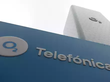 Das Logo des Telekommunikationsanbieters O2 Telefónica ist auf einem Schild vor der Deutschlandzentrale am Uptown-Hochhaus zu sehen. Das Unternehmen will künftig mehr Antennen in Naturschutzgebieten aufstellen. - Foto: Karl-Josef Hildenbrand/dpa