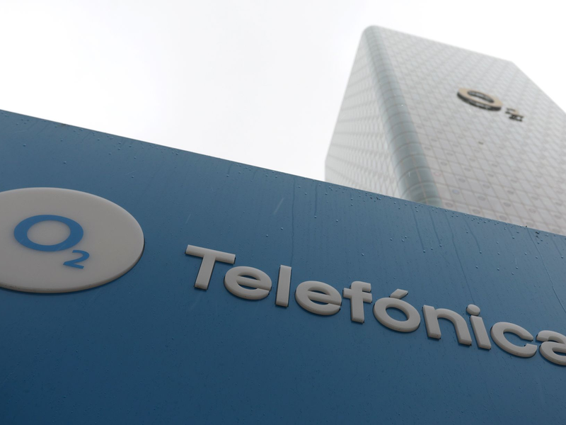 Das Logo des Telekommunikationsanbieters O2 Telefónica ist auf einem Schild vor der Deutschlandzentrale am Uptown-Hochhaus zu sehen. Das Unternehmen will künftig mehr Antennen in Naturschutzgebieten aufstellen. - Foto: Karl-Josef Hildenbrand/dpa