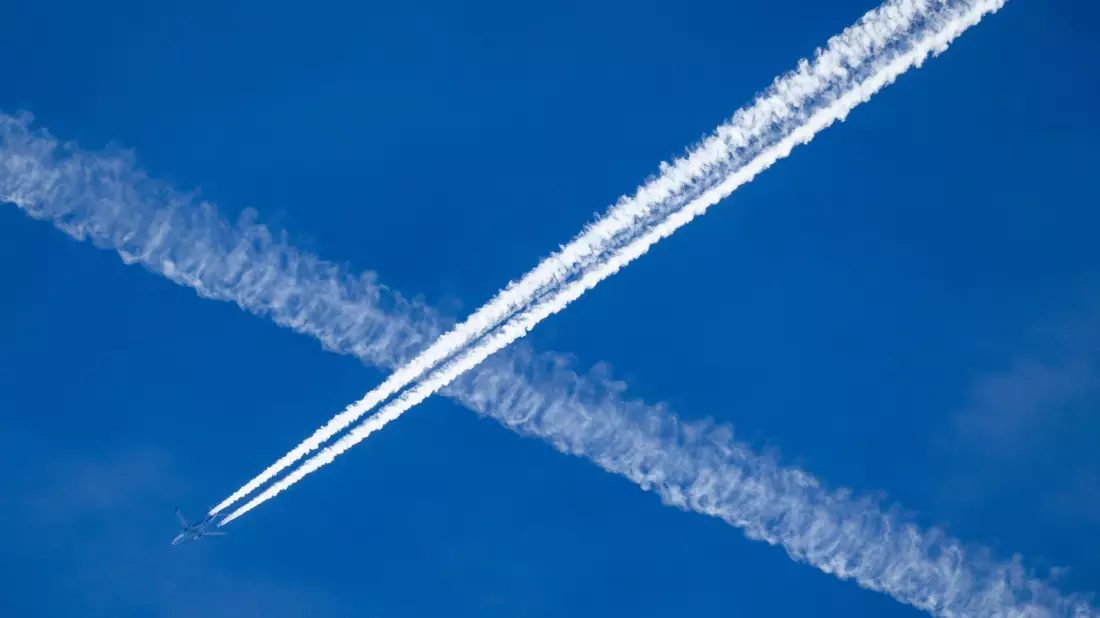 Ein Flugzeug hinterlässt Kondensstreifen, die auch zur Klimaerwärmung beitragen. (Archivbild) - Bild: Robert Michael/dpa