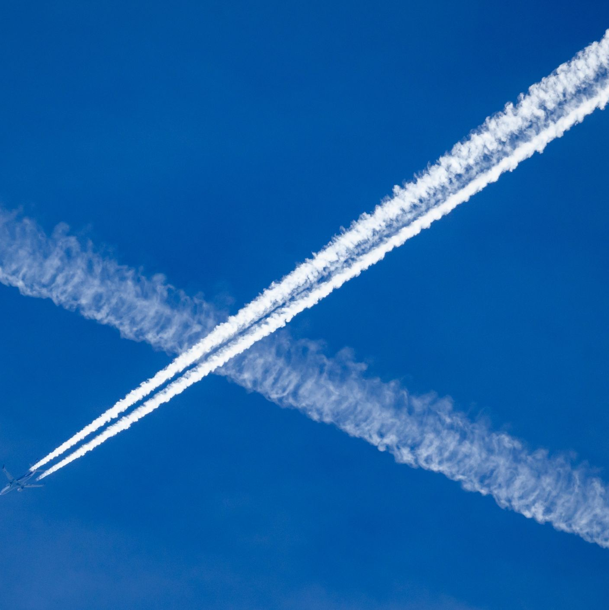Ein Flugzeug hinterlässt Kondensstreifen, die auch zur Klimaerwärmung beitragen. (Archivbild) - Foto: Robert Michael/dpa
