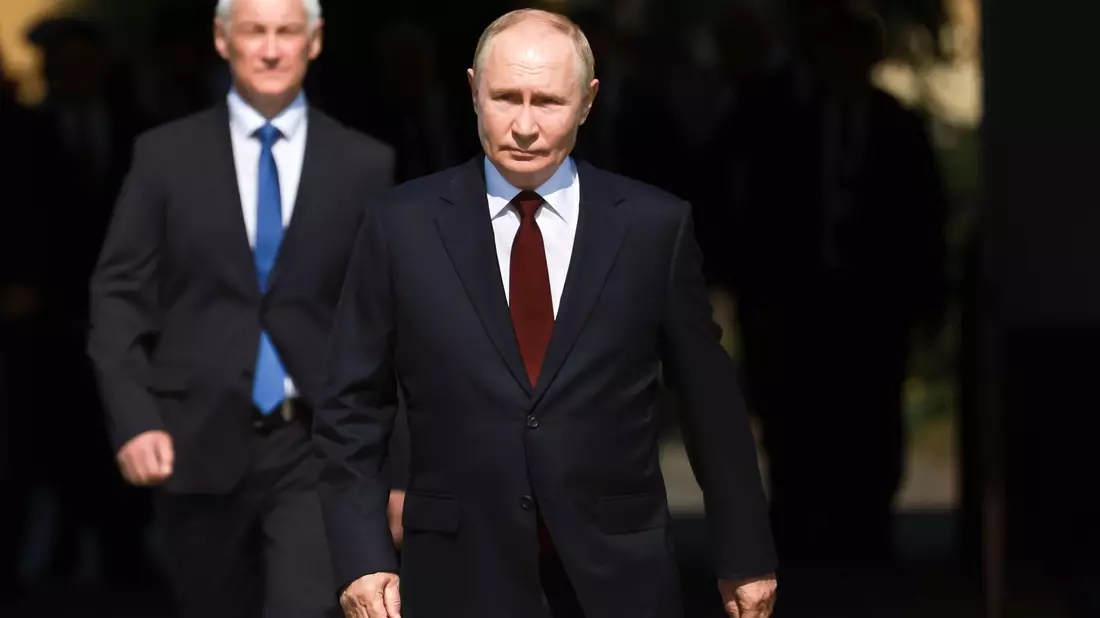 Putin überrascht mit der Ankündigung einer Feuerpause über Ostern. - Bild: Vyacheslav Prokofyev/Pool Sputnik Kremlin/AP/dpa