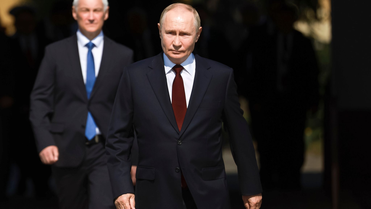 Der russische Präsident Wladimir Putin und sein Verteidigungsminister Andrej Beloussow berichten über Gebietsgewinne in der von Moskau überfallenen Ukraine. (Archivbild) - Foto: Vyacheslav Prokofyev/Pool Sputnik Kremlin/AP/dpa