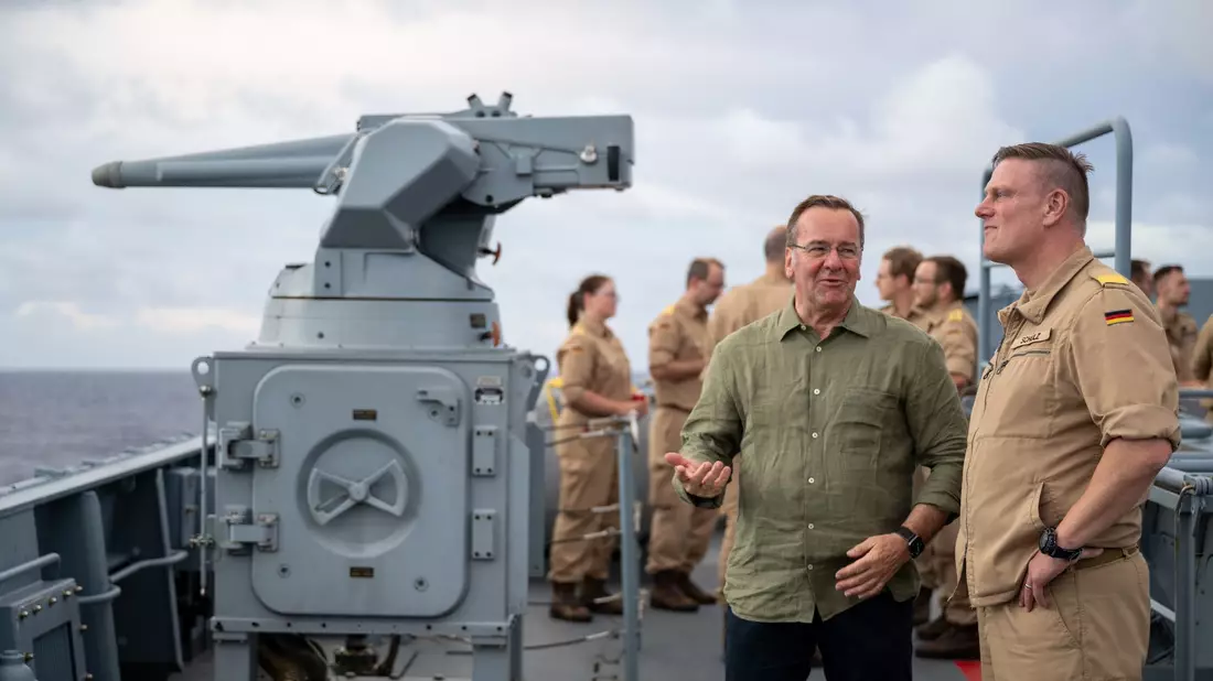 Verteidigungsminister Pistorius besucht auf Hawaii die von den USA geführte Militärübung RIMPAC. Am Rande äußerte er sich auch zum Thema Raketenstationierung in Deutschland. - Bild: Soeren Stache/dpa
