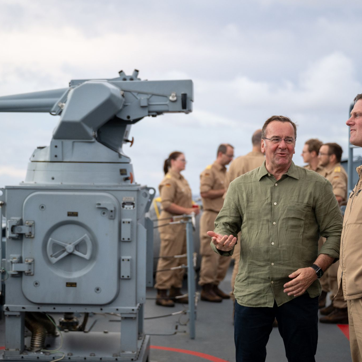 Verteidigungsminister Pistorius besucht auf Hawaii die von den USA geführte Militärübung RIMPAC. Am Rande äußerte er sich auch zum Thema Raketenstationierung in Deutschland. - Foto: Soeren Stache/dpa