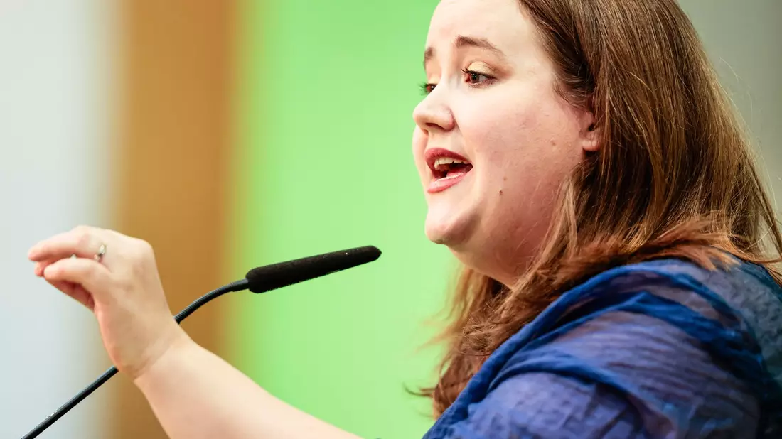 Grünen-Chefin Ricarda Lang kritisiert die Kommunikation von Bundeskanzler Olaf Scholz (SPD) beim Thema Raketenstationierung. (Archivbild) - Bild: Frank Molter/dpa