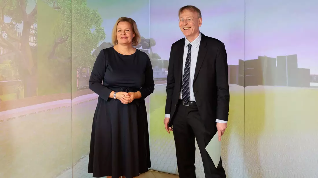 Bundesinnenministerin Faeser hat das Bundesamt für Kartographie und Geodäsie im Februar besucht. (Archivbild) - Bild: Jörg Halisch/dpa
