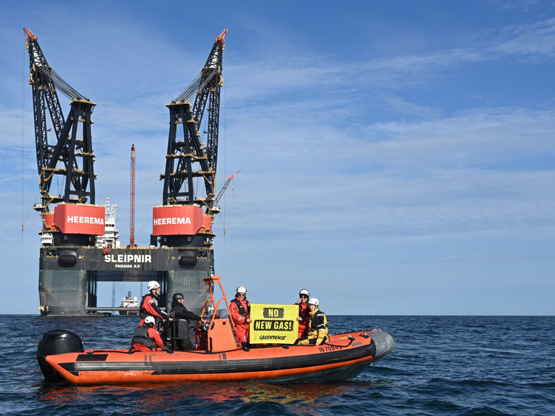 Greenpeace-Aktivisten blockieren weiter die Installation einer Bohrplattform nahe Borkum und Schiermonnikoog. - Foto: Lars Penning/dpa