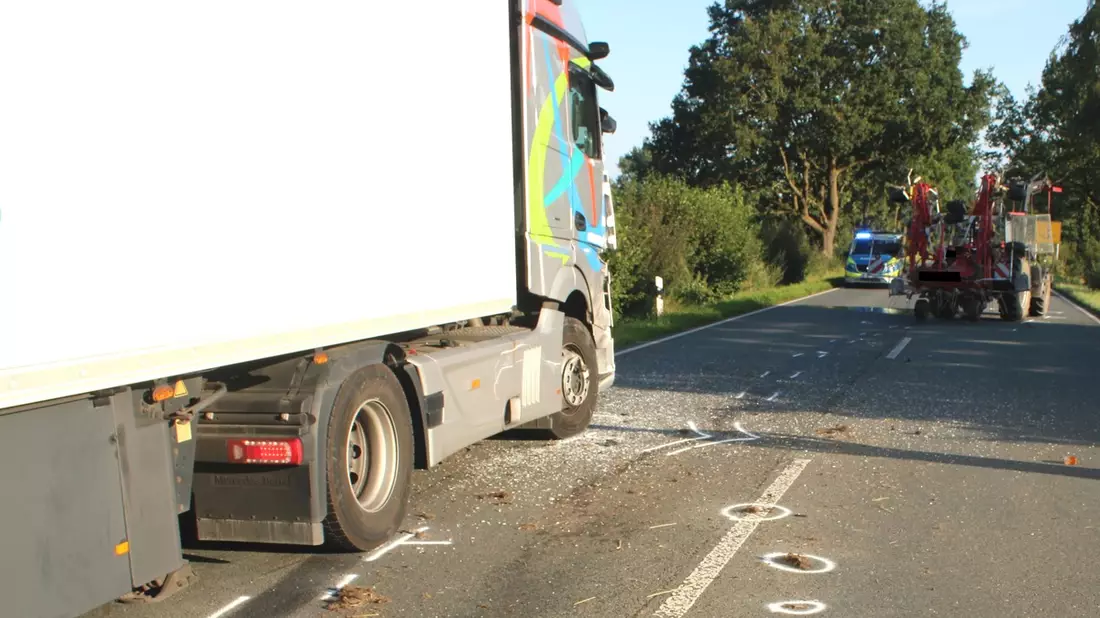 POL-MI: Sattelzug führt in abbiegendes Trecker-Gespann - Bild: presseportal.de