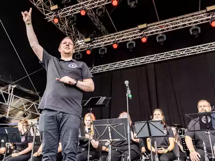 Auch Fantasy-Darsteller waren im Infield zu sehen. - Foto: Axel Heimken/dpa